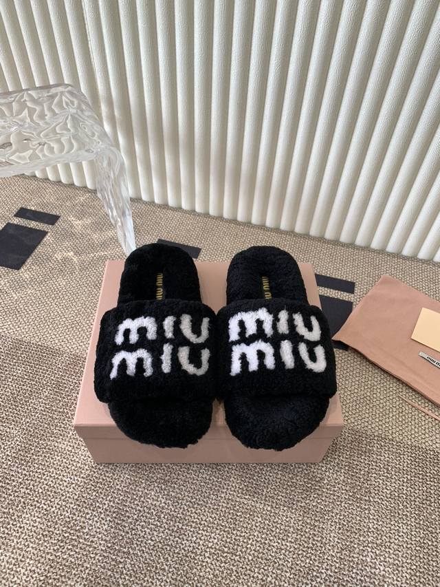 Miu Miu 缪缪毛拖秋冬新宠 百搭时髦单品！ 不管居家还是外穿都是品味的象征性！秋冬搭配袜子 那更是太绝太绝了 进口澳洲真羊毛，手感细腻柔软丝滑 大底是成型